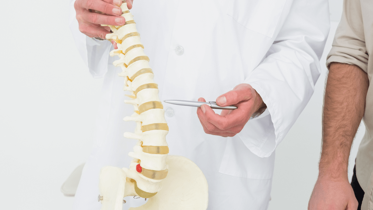 Diagnosi di mal di schiena all'appuntamento di un medico
